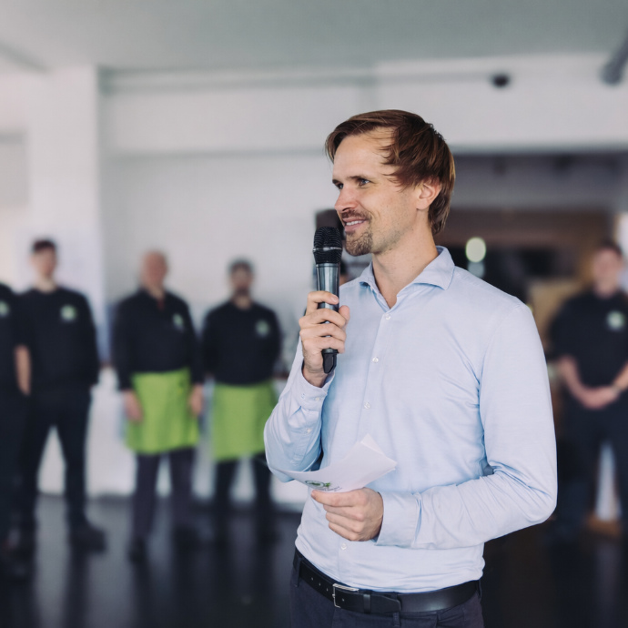 Steffen Lübow bei der Beratung eines Küchenteams